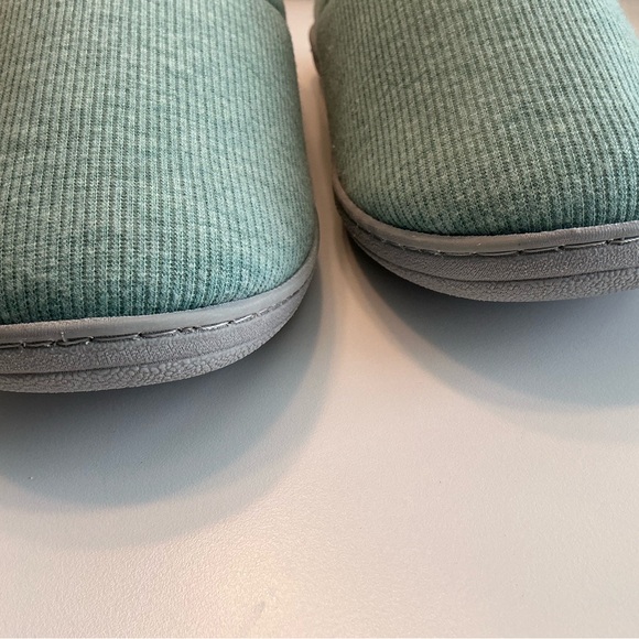 FLOOPI Slippers pale green, like new size 9.5-10 - Picture 6 of 8